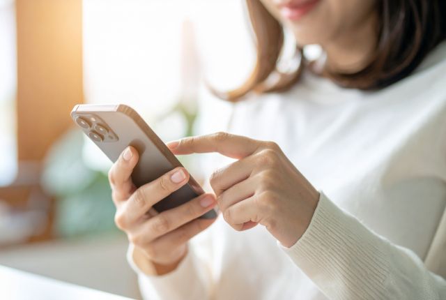 電話を掛けようとしている女性
