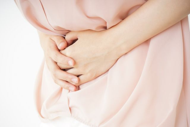 胃痛を起こしている女性