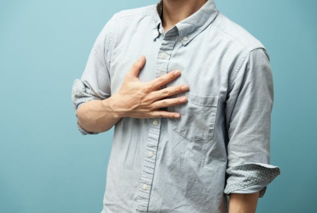 胃腸に不快感のある男性