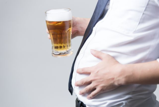 ビールジョッキを持っているふくよかな男性