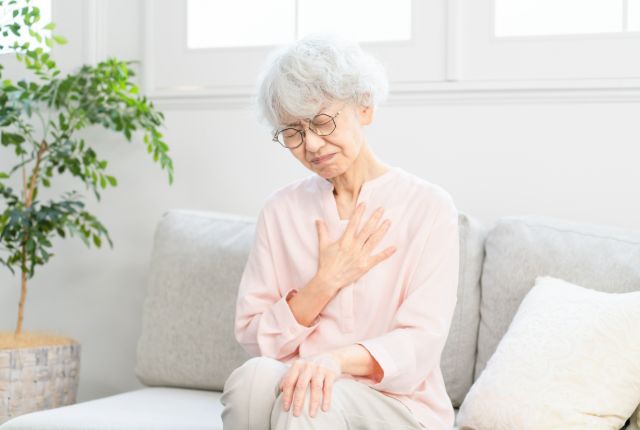 食道に違和感を覚えている女性